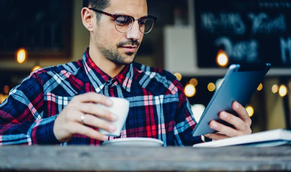 Hombre Caucásico Lectura Gafas Ópticas Recibió Notificación Tableta Digital Moderna — Foto de Stock