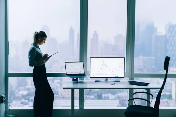 Side View Elegant Female Analyzing Charts Gadgets Concentrating Screen Tablet — Fotografie, imagine de stoc