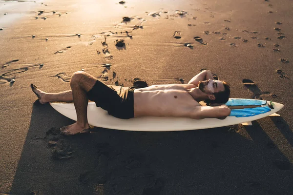 Jonge Ontspannen Mannelijke Surfer Reiziger Genieten Van Zonsondergang Zonsondergang Liggend — Stockfoto