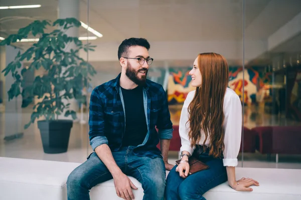 白种人男友穿着光学眼镜矫正视力谈与迷人女友的关系 — 图库照片
