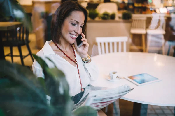 Cheerful Female Calling Best Friend Discussing Article Daily News Using — Stock Photo, Image