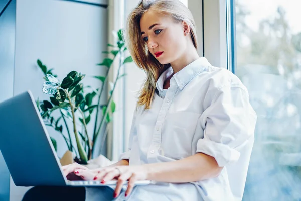 Mujer Joven Freelancer Seria Con Pelo Largo Blusa Blanca Trabajando — Foto de Stock