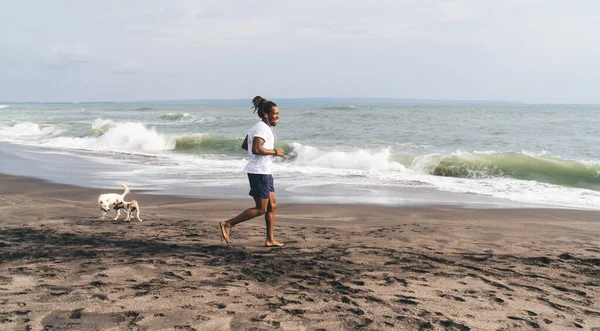 무더운 여름날 바다에서 해변에서 조깅하는 스포츠 의류를 민족의 — 스톡 사진