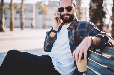 Türk hippi kameraya bakarken arkadaşına tek başına seyahat ve tatiller hakkında konuşuyor