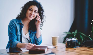  Taşınabilir sohbet yapmak ve ev ödevlerini tartışmak için 4G internete bağlanan Milenyum öğrencisi.