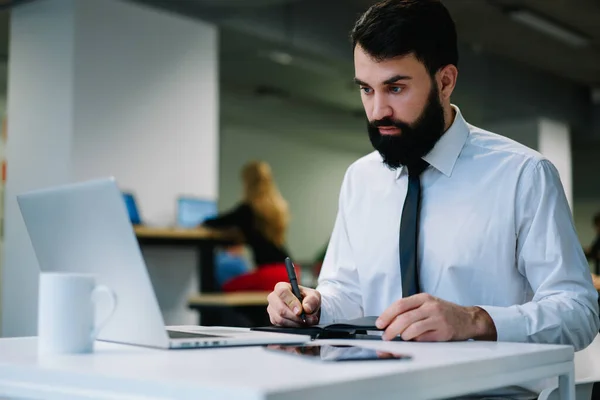 Serious Adult Bearded Entrepreneur Sitting White Table Ceramic Mug Laptop — 图库照片