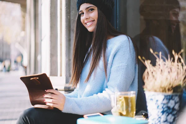 Retrato Chica Hipster Alegre Con Organización Planificación Del Diario Personal — Foto de Stock