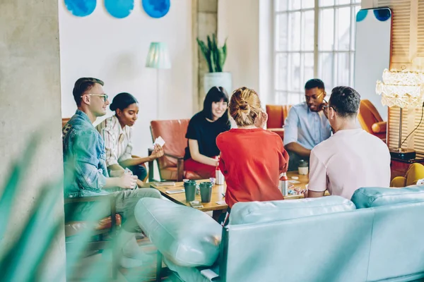 Jovens Multiculturais Jogando Jogos Mesa Durante Reunião Amigável Apartamento Moderno — Fotografia de Stock