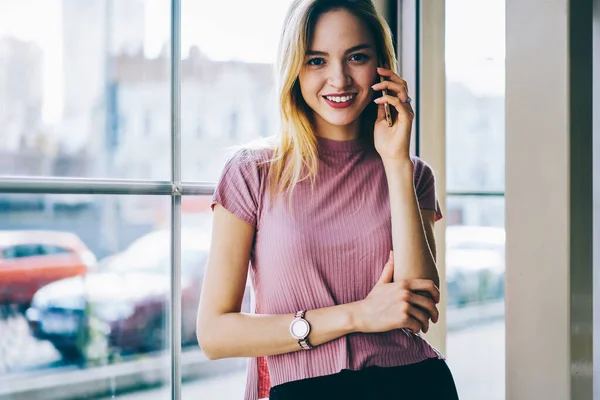 Halblanges Porträt Einer Glücklichen Millennial Frau Die Während Eines Smartphone — Stockfoto