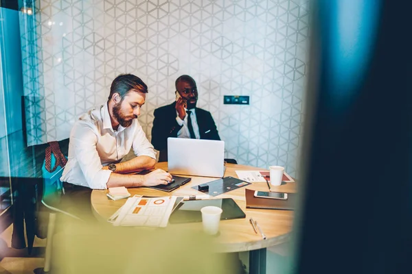 Glass Serious Black Businessman Suit Speaking Smartphone Sitting Focused Coworker — Stock Photo, Image