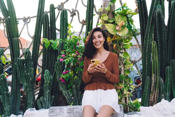 Emocionado Joven Mujer Asiática Mini Falda Blusa Sonriendo Mirando Cámara —  Fotos de Stock