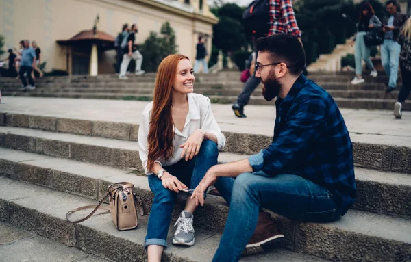 Neşeli hipster erkekleri pozitif ilişkiden ve birlikte uluslararası seyahatten keyif alıyorlar.