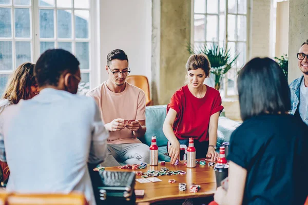 Geconcentreerd Gezelschap Van Diverse Vrienden Casual Kleding Plezier Hebben Tijdens — Stockfoto