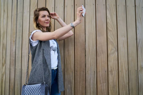 Кавказская Женщина Использует Фронтальную Мобильную Камеру Современных Сотовых Технологиях Создания — стоковое фото