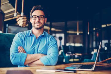 Yüksek hedeflere ulaşmak için çalışan genç gururlu CEO kendine ve yaratıcı girişim projesine güveniyor.