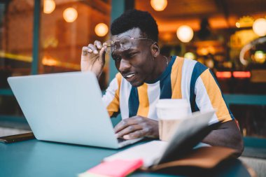 Yazılım geliştirme sırasında dizüstü bilgisayarla geliştirilen koyu tenli IT profesyonel analiz programı hatası