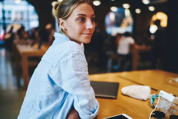 Réfléchi Caucasien Hipster Fille Dans Casual Vêtements Sentiment Méditant Pendant — Photo