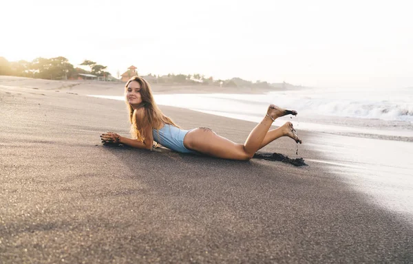 Tubuh Penuh Wanita Menawan Dengan Pakaian Renang Biru Santai Pantai — Stok Foto