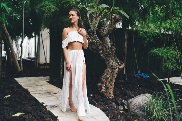 Full Body Barefoot Stylish Female White Dress Looking Away Thoughtfully — Stockfoto