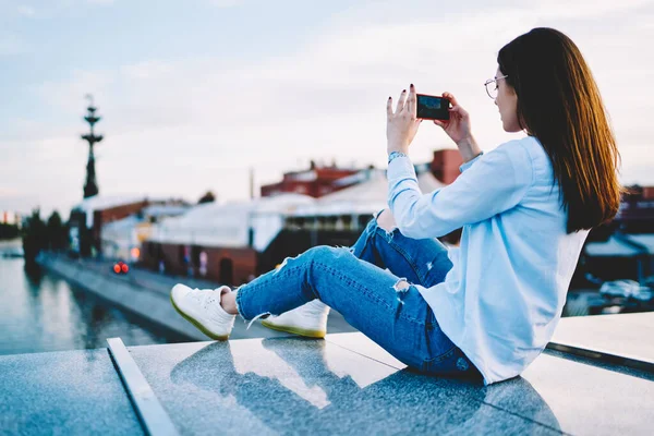 Vue Arrière Blogueuse Hipster Femme Tenue Décontractée Prise Vue Vidéo — Photo