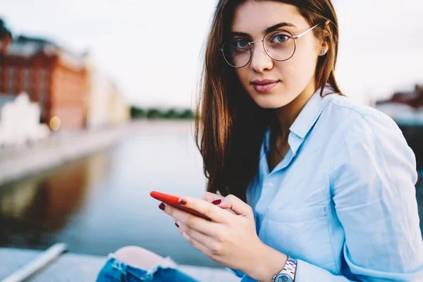 Primer Plano Retrato Chica Hipster Gafas Con Estilo Para Proporciona —  Fotos de Stock