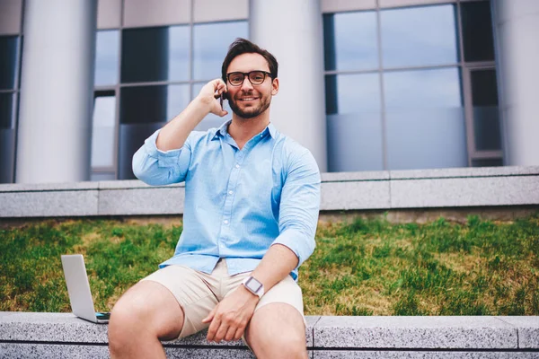 Retrato Chico Hipster Sonriente Teniendo Conversación Telefónica Durante Tiempo Libre — Foto de Stock