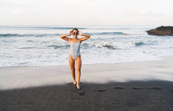 Full Length Young Tanned Alluring Female Traveler Stylish Swimsuit Adjusting — Stockfoto