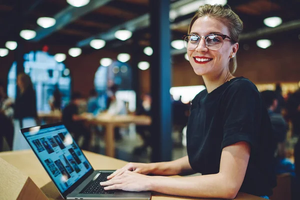 Femme Freelance Drôle Dans Des Lunettes Optiques Pour Fournir Correction — Photo