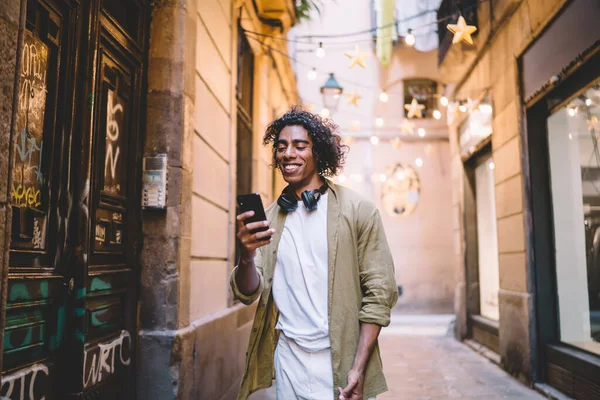 Positiv Curly Hipster Kille Kontrollera Post Och Skicka Sms Urban — Stockfoto