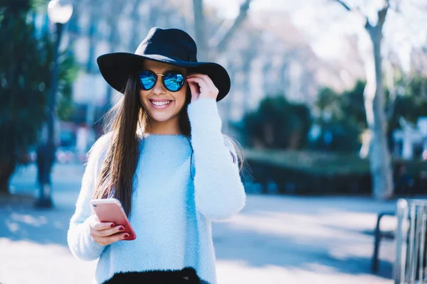 Poloviční Portrét Veselého Hipsterského Děvčete Módních Doplňcích Pomocí Mobilního Zařízení — Stock fotografie