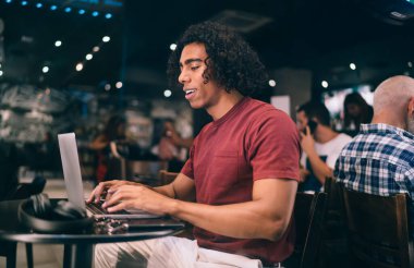  Milenyum kullanıcısı uzaktan okuma dijital netbook üzerinden serbest web projesi ile e-posta aldı