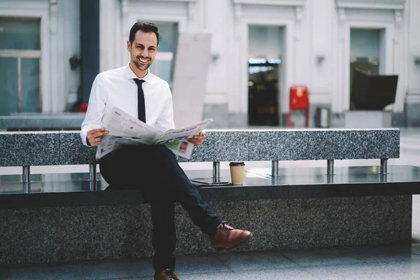 Ritratto Uomo Affari Successo Vestito Con Abiti Formali Che Tiene — Foto Stock