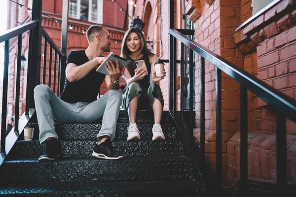 Happy Caucasian Hipster Guy Showing Web Publication Asian Girlfriend Spending — Stock Photo, Image