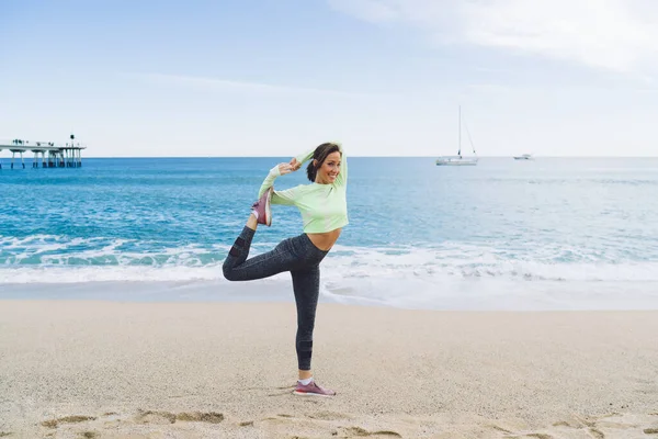 Mujer Adulta Encantadora Cuerpo Completo Ropa Deportiva Pie Postura Equilibrio — Foto de Stock