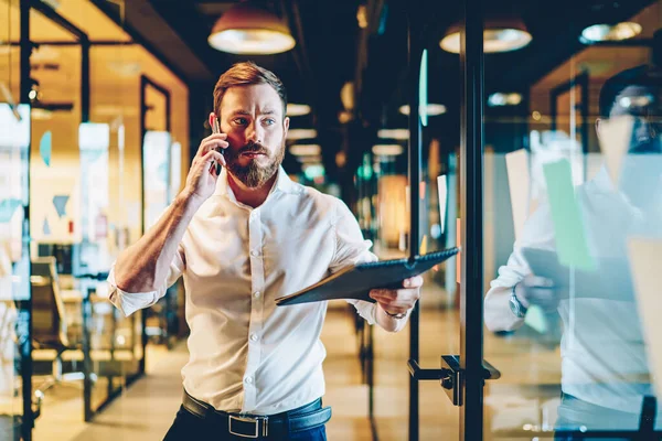 Erfolgreicher Erwachsener Bärtiger Unternehmer Weißen Hemd Der Modernen Gläsernen Büroflur — Stockfoto