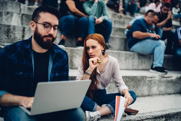 Kafkas uzak meslektaşları online araştırma için dizüstü bilgisayar uygulaması kullanıyor ve seyahat tatilleri sırasında uzaklık web projeksiyonu yapıyor