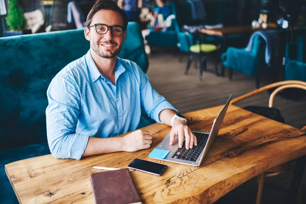  Başarılı erkek proje yöneticisi, modern teknoloji kullanılarak başlatılan yaratıcı işlerden memnun.