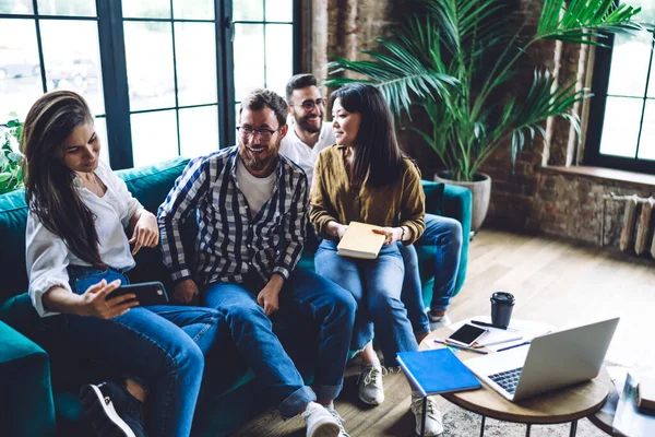 Kaukasiska Kvinnliga Millennial Med Hjälp Mobiltelefon Teknik För Att Klicka — Stockfoto