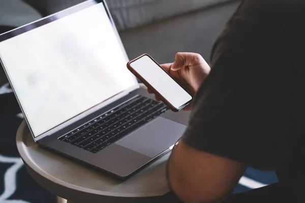 Ugjenkjennelig Mann Tilfeldig Skjorte Som Sitter Ved Lite Kaffebord Med – stockfoto