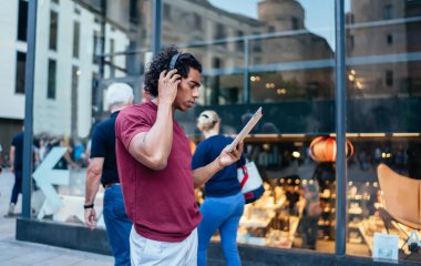 Bluetooth kulaklıklı milenyum hipster 'ı. Gürültü iptal. Şehirde boş zamanlarında müzik listesi dinlemek.