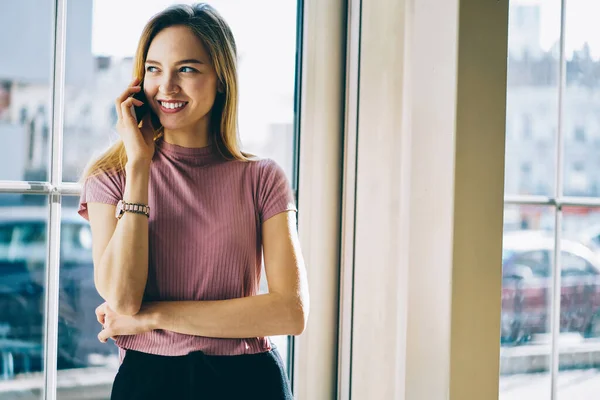 Alegre Caucásico Hipster Chica Discutir Emociones Través Móvil Gadget Telefonear —  Fotos de Stock