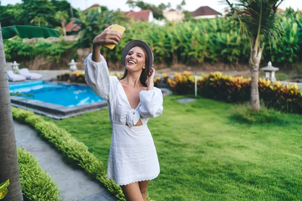 Jovem Alegre Usando Vestido Verão Branco Chapéu Tirando Selfie Celular — Fotografia de Stock