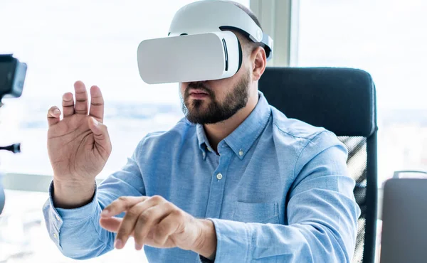 Bearded Focused Male Entrepreneur Using Virtual Reality Goggles While Sitting — Stock Photo, Image