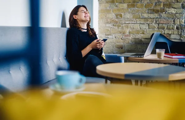 Junge Studentin Lacht Und Bekommt Lustige Nachricht Auf Smartphone Sitzt — Stockfoto