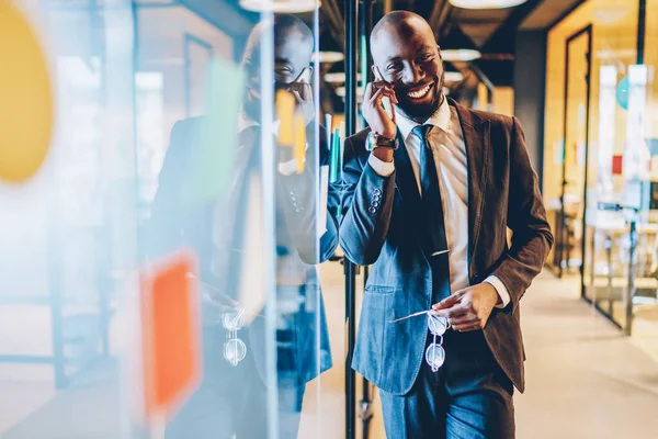 대머리 아프리카 미국인 관리자 카메라를 사무실 핸드폰으로 사업에 이야기하는 — 스톡 사진