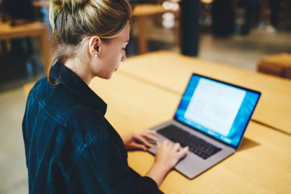 Femme Qualifiée Travaillant Distance Avec Projection Web Utilisant Une Connexion — Photo