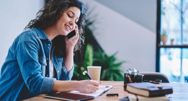 Taşınabilir sohbet yapmak ve ev ödevlerini tartışmak için 4G internete bağlanan Milenyum öğrencisi.