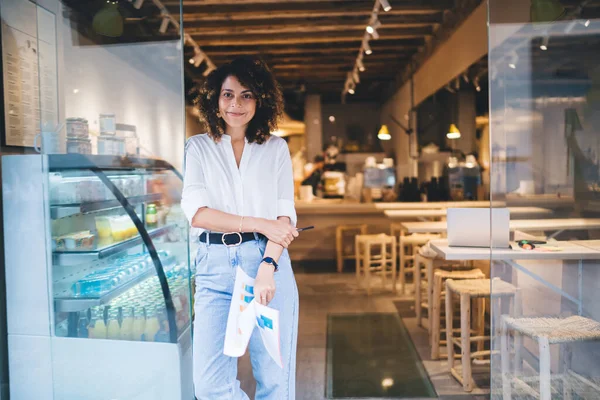 Retrato Metade Comprimento Gerente Próspero Padaria Local Sorrindo Para Câmera — Fotografia de Stock