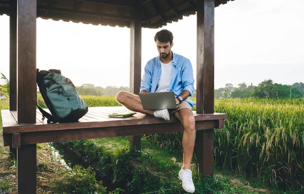 Konzentrierter Junger Bärtiger Reisender Lässiger Kleidung Mit Rucksack Der Sich — Stockfoto