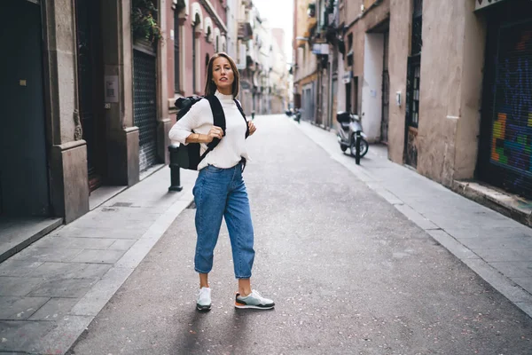 Beautiful Female Backpacker Visiting Ancient Town Spring Solo Vacations Looking — Stock Photo, Image